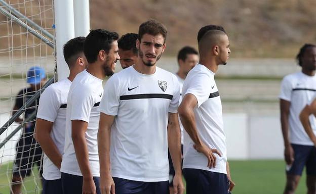 Mikel, en el centro, entre Recio y En-Nesyri.