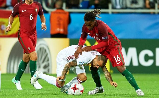 El malaguista Sandro, disputando el Europeo sub-21 estos días, en una disputa con Renato Sanches en el duelo ante Portugal./EFE