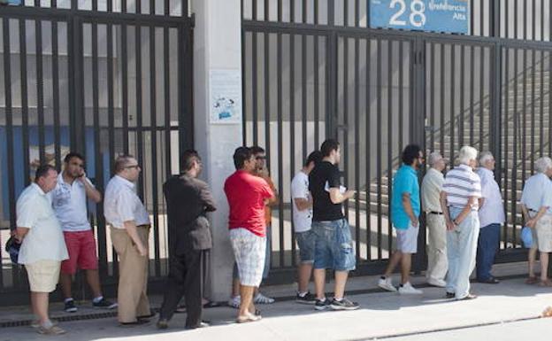 Colas en La Rosaleda para hacerse abonado en una temporada pasada.