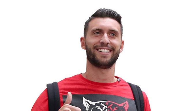 Bastón está en Málaga desde ayer para superar el examen médico y firmar su cesión con opción de compra. El goleador, de 24 años, militaba en el Swansea galés y ahora pretende recuperar sus mejores sensaciones.