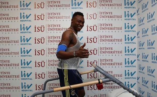 Kameni, en la mañana de ayer durante las pruebas físicas a las que fue sometido en Estambul.