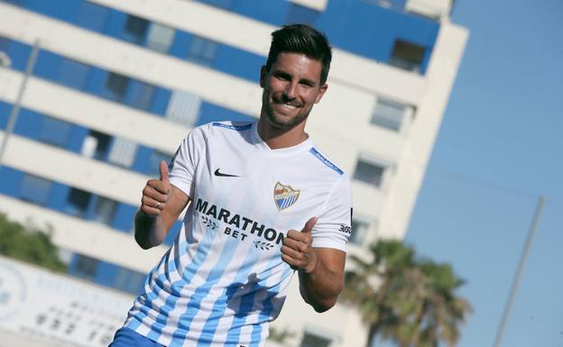 Adrián posa sonriente el día de su presentación.
