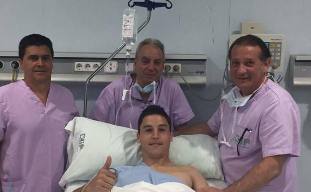 Godino, Pérez Frías, Ricca y De la Varga, anoche tras la intervención del jugador ururguayo.