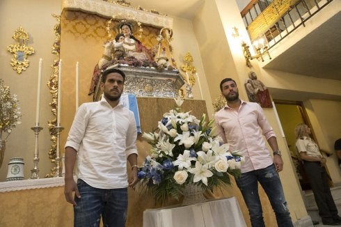 Recio y Torres posan
ante la imagen de la Divina
Pastora. :: ñito salas