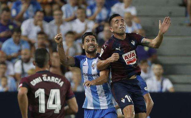 Adrián, en una pugna por alto con Charles, el más activo del ataque del Eibar.