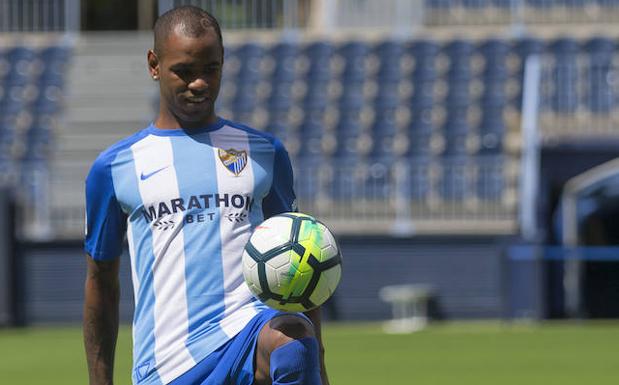 Rolan, ayer en La Rosaleda durante su presentación con la camiseta blanquiazul