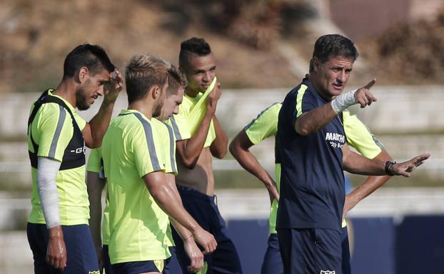 Míchel da instrucciones a los jugadores durante un entrenamiento de esta semana.