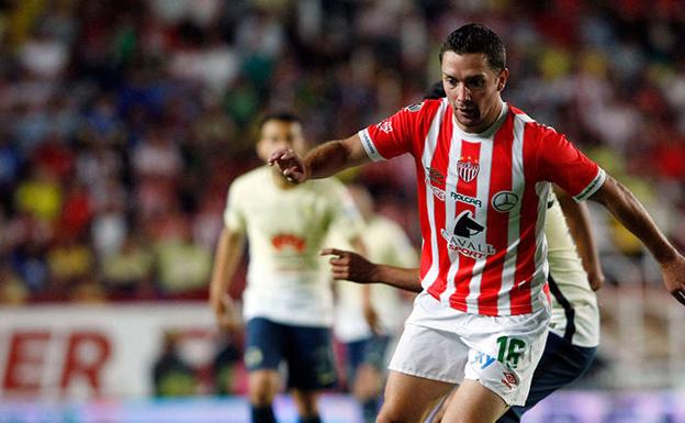 Iturra, en un partido con el Necaxa, con un nuevo ‘look’ respecto al que lució en el Málaga./SUR
