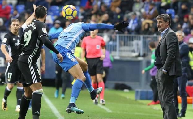 Míchel dirige a sus hombres, ante el Betis./Salvador Salas