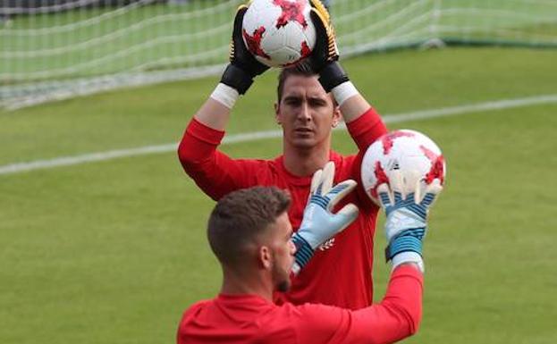 Andrés, en un entrenamiento con Kellyan (de espaldas). /Salvador Salas