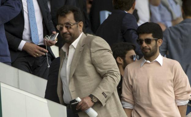 Abdullah Al-Thani y su hijo Nasser, en una imagen de archivo en el palco la pasada temporada./Ñito Salas
