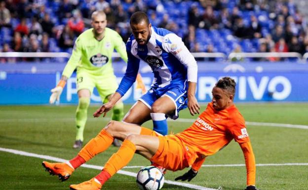 El Málaga empató hasta en dos ocasiones ante el Deportivo, que finalmente logró la victoria en Riazor./Agencia LOF