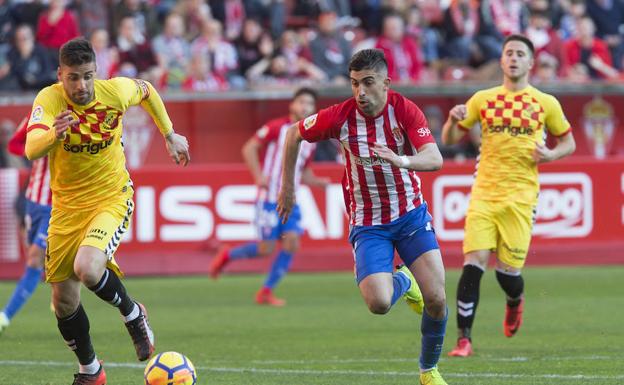 Michael Santos conduce el balón en el encuentro con el Sporting ante el Nástic. /Daniel Mora