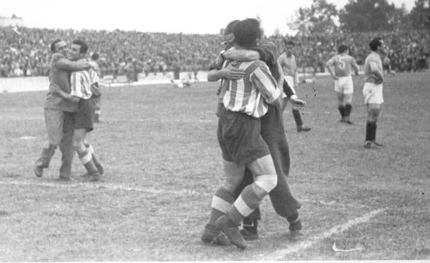 Los jugadores del Málaga se abrazan tras conseguir el ascenso/