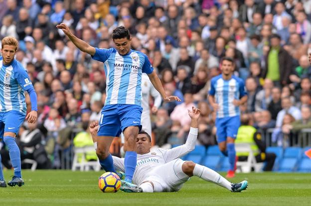 Casemiro intenta rebañar el balón desde el césped a Chory Castro en el 3-2 de la primera vuelta. /LOF