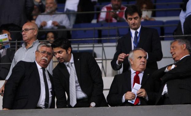 El director general de BlueBay, Gonzalo Hervás (de pie en la segunda fila, a la derecha), y el entonces vicepresidente ejecutivo del club, Moayad Shatat (junto a Martín Aguilar), en el palco en 2014. /