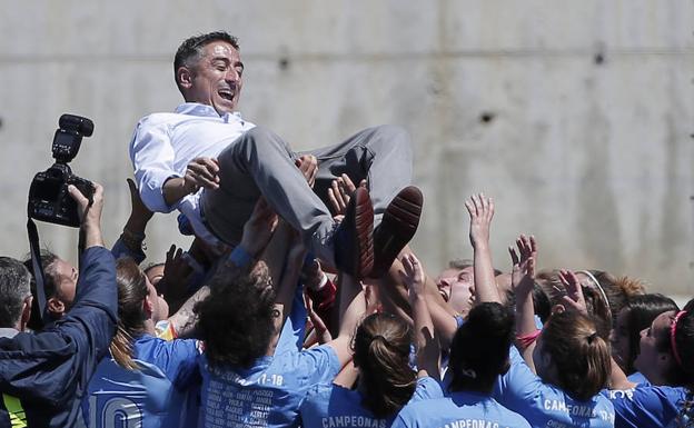 Antonio Contreras es manteado por su equipo.