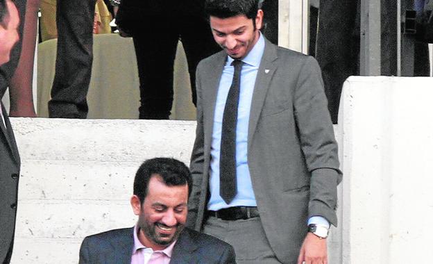 Abdullah Al-Thani, con Moayad Shatat detrás, al entrar al palco de La Rosaleda. /SUR