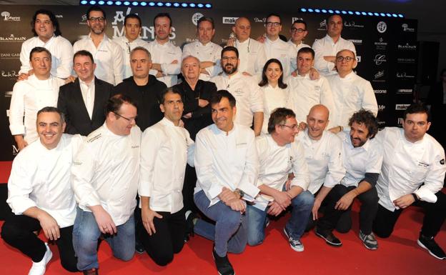 Foto de familia de los cocineros junto al homenajeado, Juan Mari Arzak, anoche en Marbella. :/Josele-Lanza -