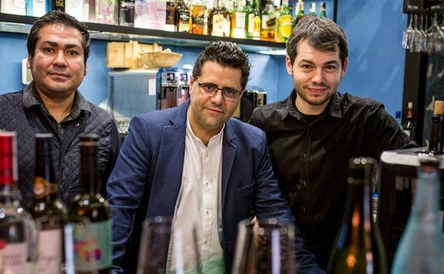 En la imagen, Carlos Chávez, Antonio Fernández y Francisco Martínez, en Éboka.