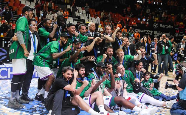 Los jugadores del Unicaja celebran el título de la Eurocup ganado al Valencia y que le permitió clasificarse para la Euroliga./Agencia Lof