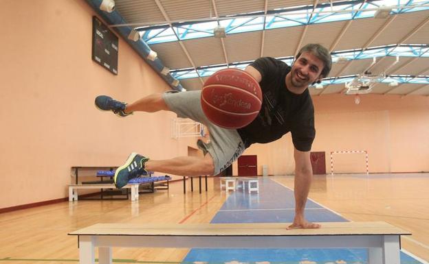 El preparador físico del Unicaja, Diego Vázquez, el viernes en la pista auxiliar del Palacio. /Paula Hérvele