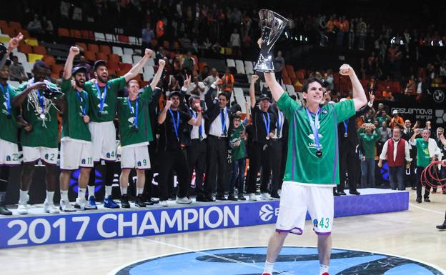 Suárez levanta el trofeo de la Eurocup ganado al Valencia./Agencia LOF