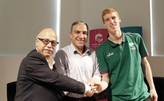 Eduardo García, Elías Bendodo y Alberto Díaz, ayer. U