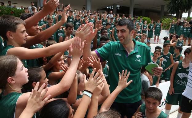 Shermadini, que lucirá el dorsal 17, saluda a los niños del Campus Unicaja ayer.