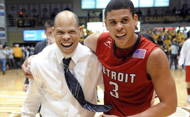 Ray McCallum, junto a su padre, en una imagen de 2012.