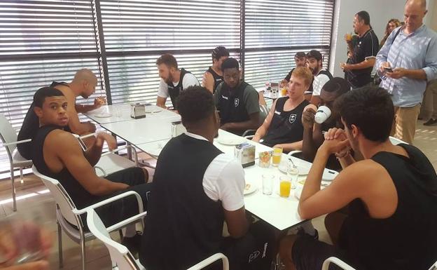 La plantilla, en un desayuno este viernes hoy en Quirónsalud.