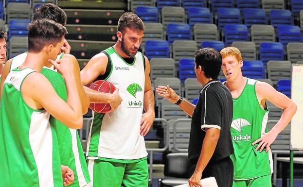 Antonio Herrera charla con Musli y Díaz en un entrenamiento de la pasada semana.
