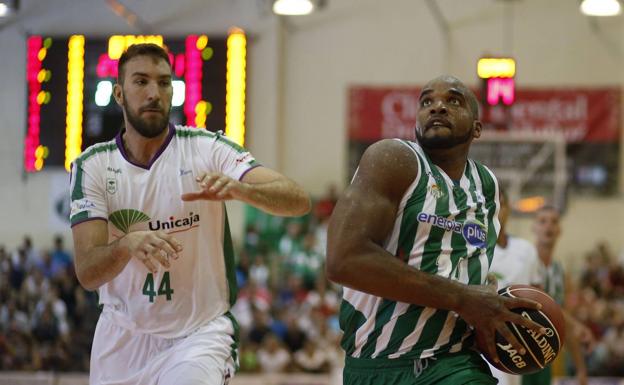 Musli trata de frenar a Samuels el pasado sábado. :