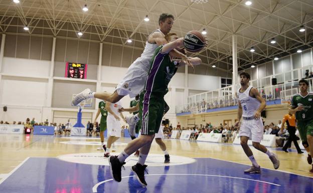 Carroll, en el momento de la falta sobre Díaz.