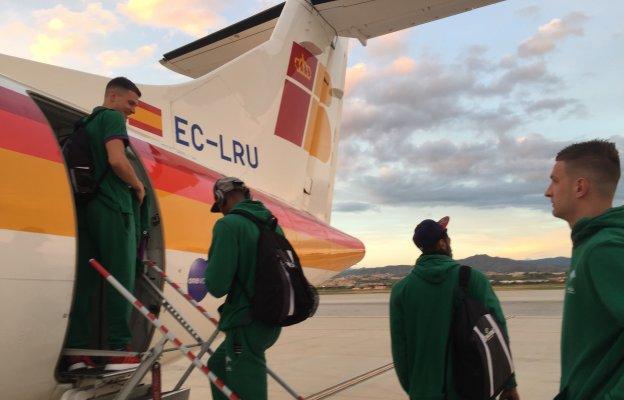 Los jugadores del Unicaja, preparados para subirse a un avión la pasada temporada.