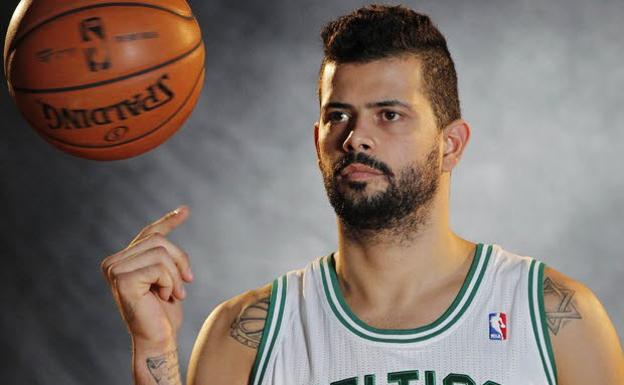 Faverani firmó un contrato de tres años con los Boston Celtics