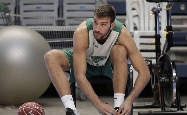 Musli se ata los cordones antes de un entrenamiento/. Ñito Salas