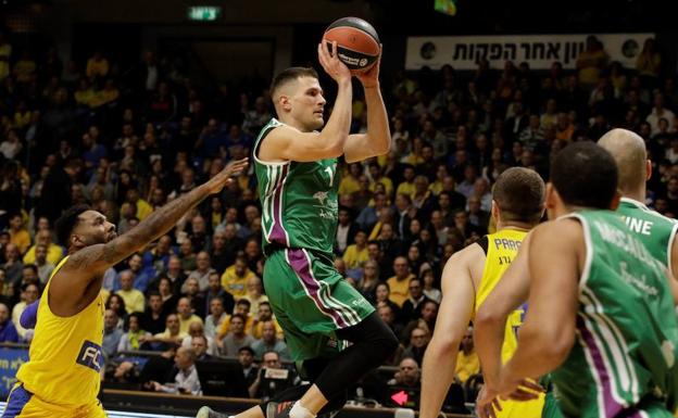 Nedovic trata de anotar ante el Maccabi./EFE