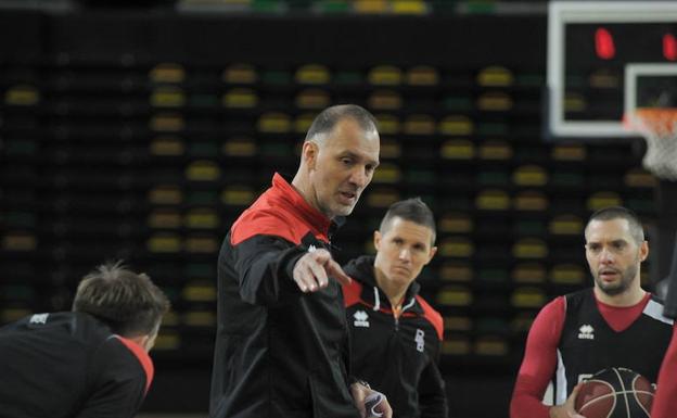Mrsic, en un entrenenamiento con el Bilbao Basket. /Borja Agudo