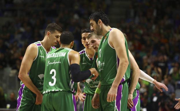 McCallum se dirige a sus compañeros durante el partido de la primera vuelta ante el Zalgiris./Álvaro Cabrera