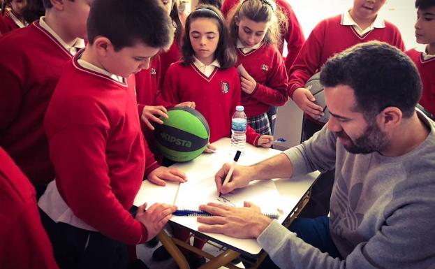 Cabezas, firmando autógrafos a los escolares.