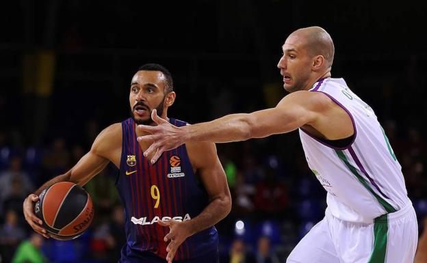 Augustine defiende a Hanga en el partido disputado en diciembre en el Palau. /Efe