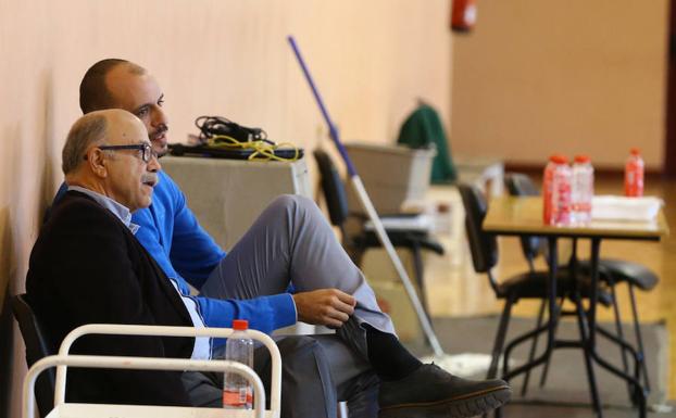 Eduardo García y Carlos Jiménez, durante un entrenamiento del Unicaja. /Fernando González