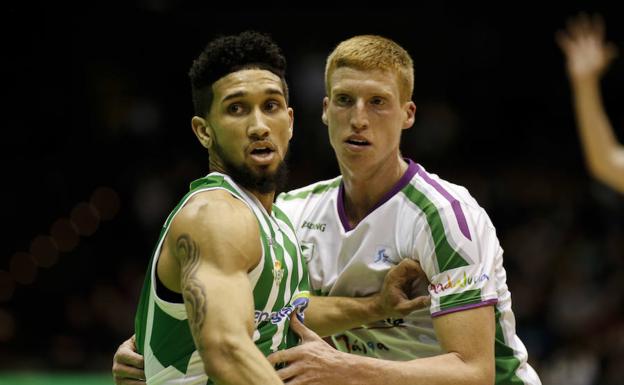 Díaz defiende a Booker durante el partido ante el Betis. /ACB Fotos