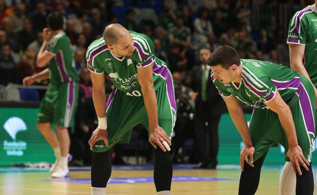 Augustine y Milosavljevic hablan durante el partido contra el Tenerife. /Salvador Salas