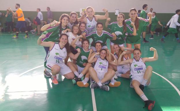 La plantillla celebra la victoria en Sevilla /@CanteraUnicajaC