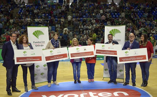 El director general de la Fundación Bancaria Unicaja, Sergio Corral, entregó los cheques solidarios a Cudeca, Nena Paine, Cruz Roja, Alcer e Icodes en el descanso del partido.: