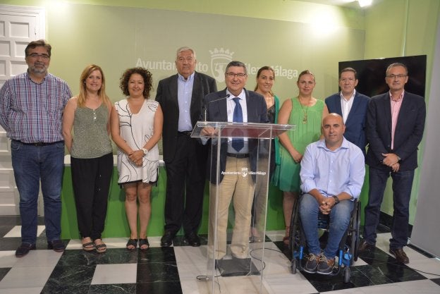 Integrantes del PSOE, PA y el edil no adscrito, José Antonio Moreno, ayer en el Consistorio veleño./EC