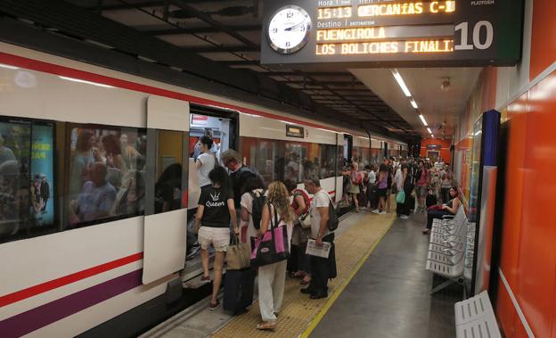 Pasajeros abarrotan uno de los trenes del cercanías este mediodía en la estación María Zambrano.