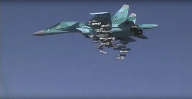 Captura de un vídeo que muestra a un Sujói-34 durante una operación contra el Estado Islámico. :: efe/